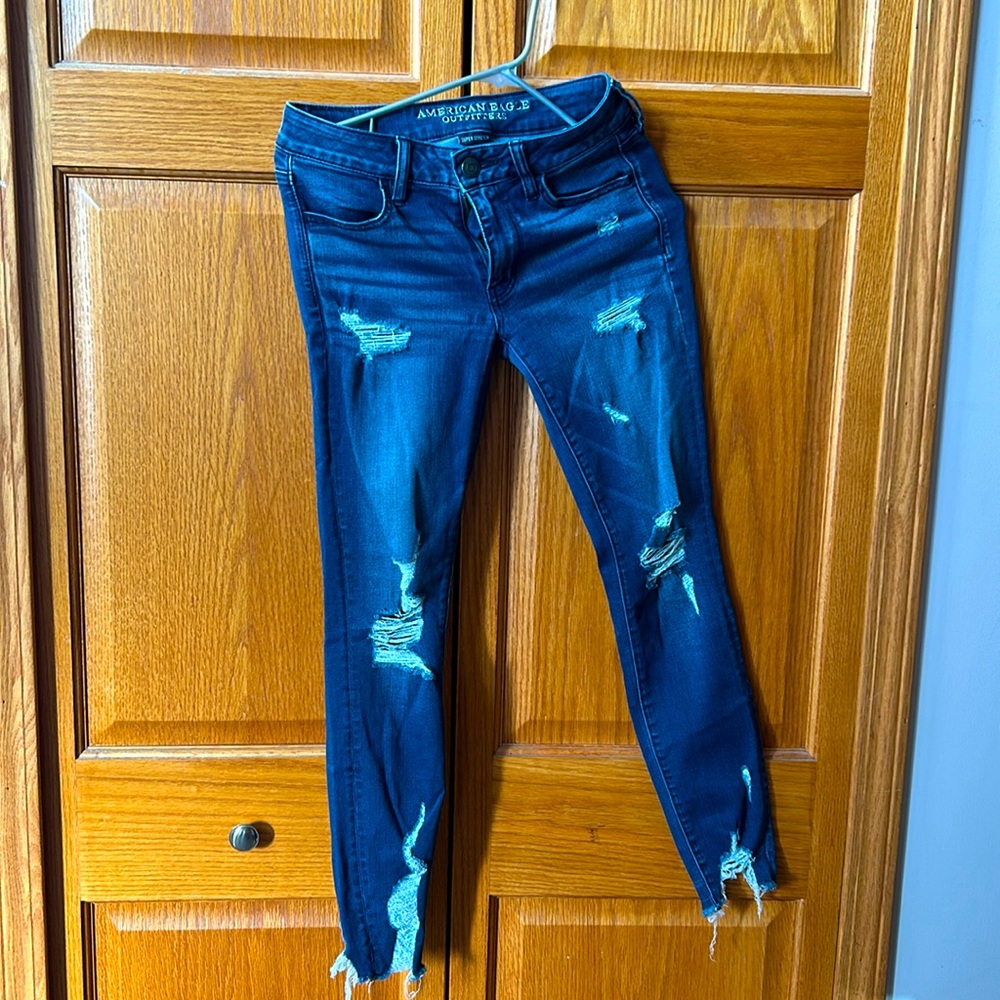 American Eagle super stretch Sz sad 4 women’s distressed jean. Medium waisted..